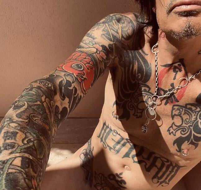 Le musicien a horrifié ses abonnés sur les réseaux sociaux jeudi lorsqu'il a publié une photo nue de face.  Crédit : Instagram/TommyLee