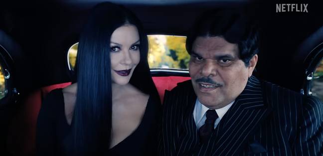 Catherine Zeta-Jones et Luis Guzmán dans le rôle de Morticia et Gomez Addams.