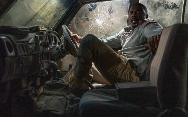 Le personnage de l'acteur affronte un énorme lion dans le film.  Crédit : Universal Pictures
