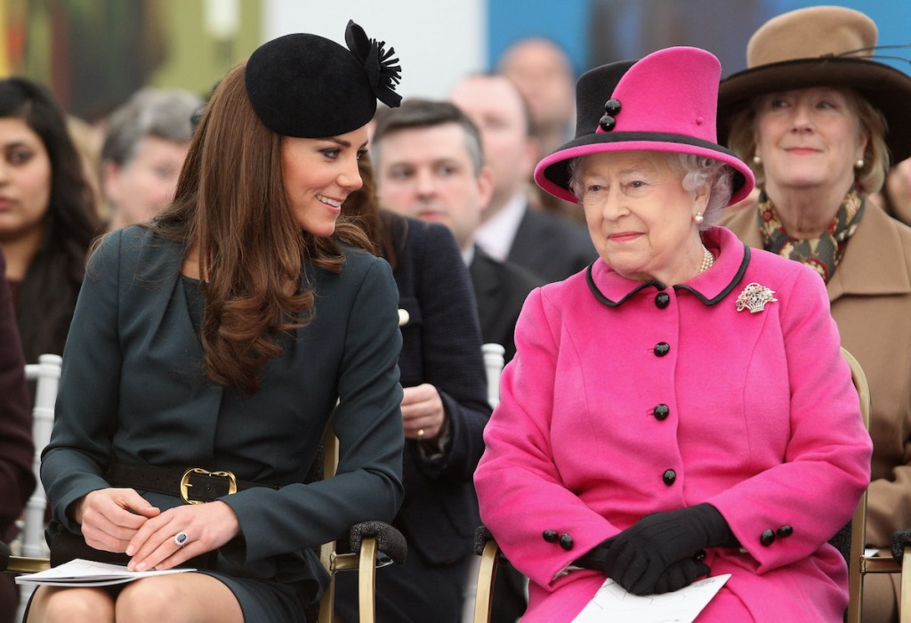 La relation de la reine Elizabeth avec William et Kate se développe alors qu'elle sourit avec Kate Middleton en 2012