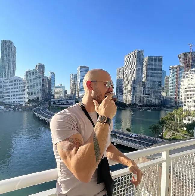 Pour autant que nous le sachions, Tate est un ancien vlogger de kick-boxeur professionnel anglo-américain, commentateur sportif et homme d'affaires. Crédit : Instagram/@cobratate