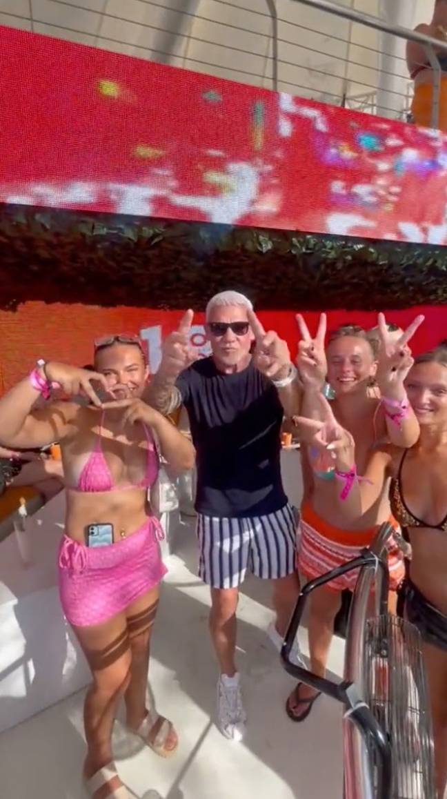 Wayne Lineker a offert à un groupe de femmes sourdes une 