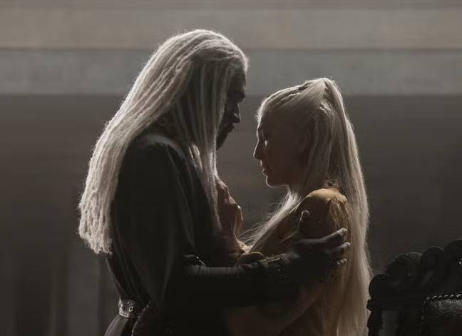Eve Best (à droite) dans le rôle de la princesse Rhaenys Valaryon. Crédit : HBO