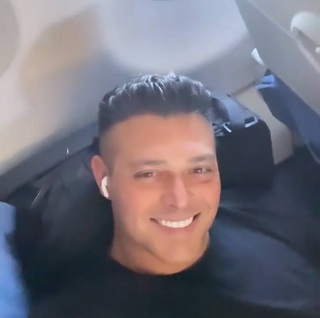 Lewis était heureux de retrouver ses AirPods. Crédit : Instagram/@lewis_ellis_