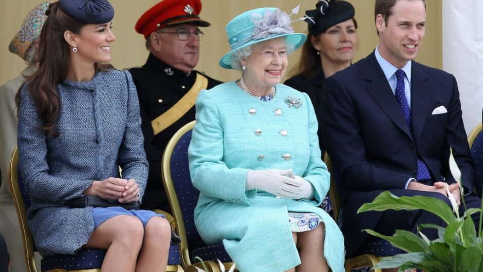 L&rsquo;amour de la reine Elizabeth pour William et Kate découle de « l&rsquo;erreur » qu&rsquo;elle a commise avec Charles et Diana, selon le biographe
