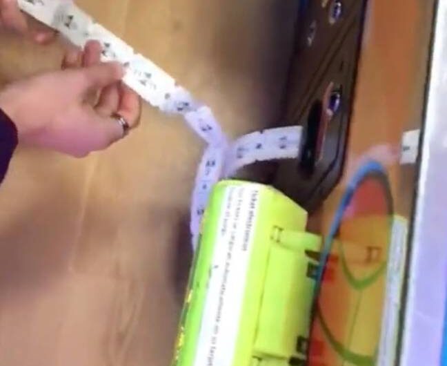 Les gars trichent sur la machine d&rsquo;arcade et gagnent 13 500 tickets