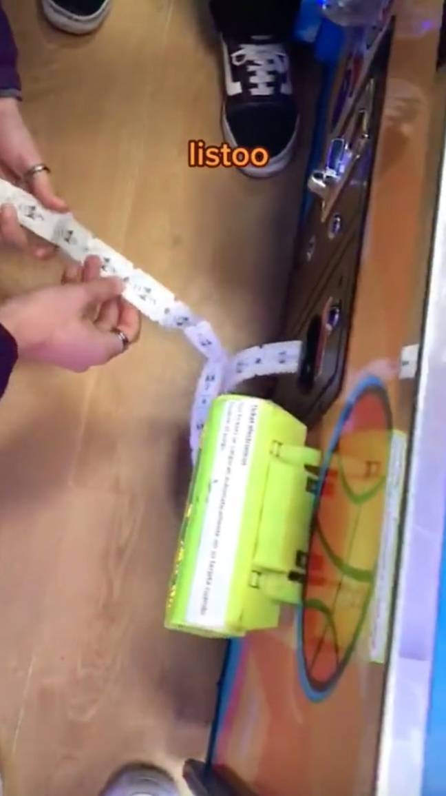 Un groupe d'amis argentins est devenu viral pour avoir trompé une salle de jeux sur 13 500 billets.  Crédit : Jam Press