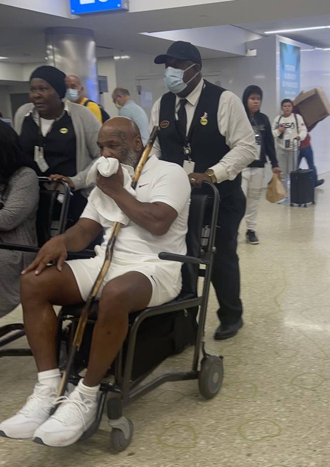 Mike Tyson a été vu en fauteuil roulant plus tôt ce mois-ci. 1 crédit