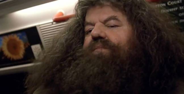 Hagrid réussit à trouver quelques sièges vides.  Crédit : Warner Bros.