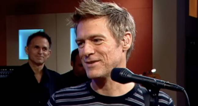 Bryan Adams parle à CBS News de la signification de la chanson.  Crédit : CBS