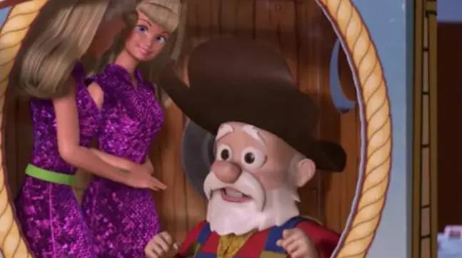 Dans la scène maintenant supprimée du «bêtisier», Stinky Pete est vu en train de bavarder avec une paire de poupées Barbie. Crédit : Disney+