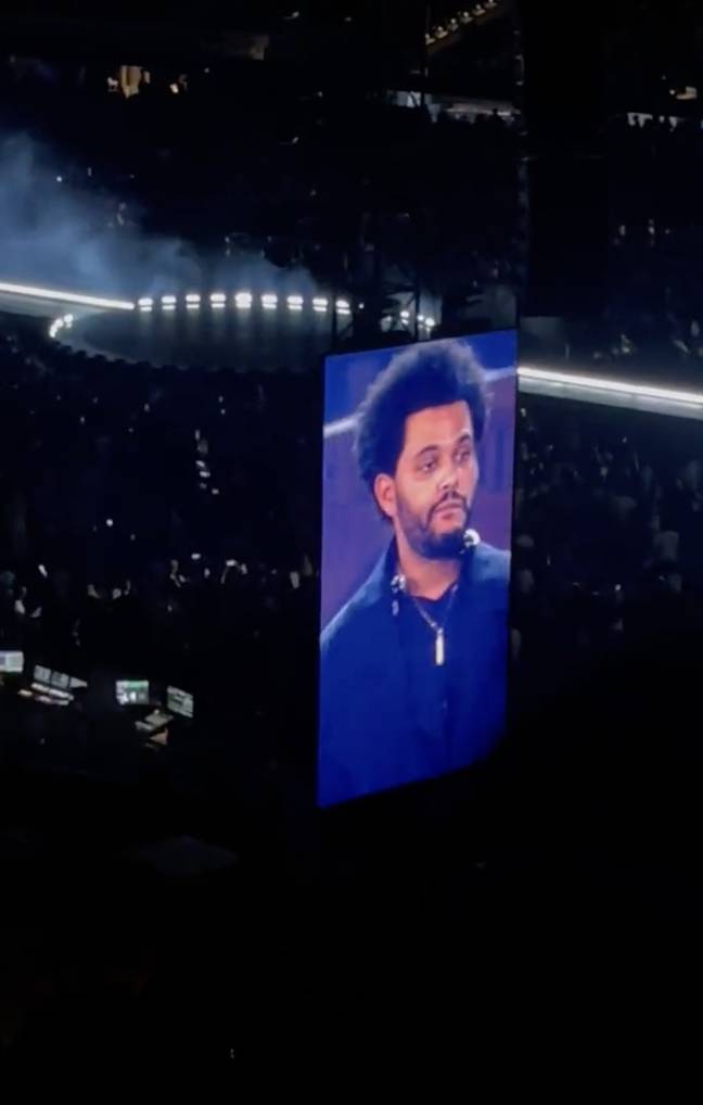 The Weeknd a été contraint d'arrêter son show au SoFi Stadium de Los Angeles. Crédit : Twitter/@PopBase
