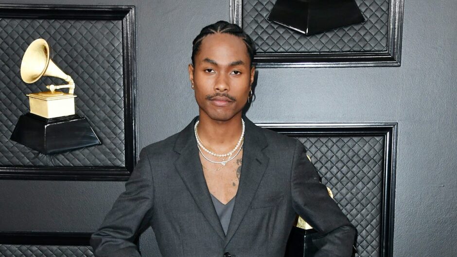 Steve Lacy brise la caméra d&rsquo;un fan après avoir été touché pendant un concert