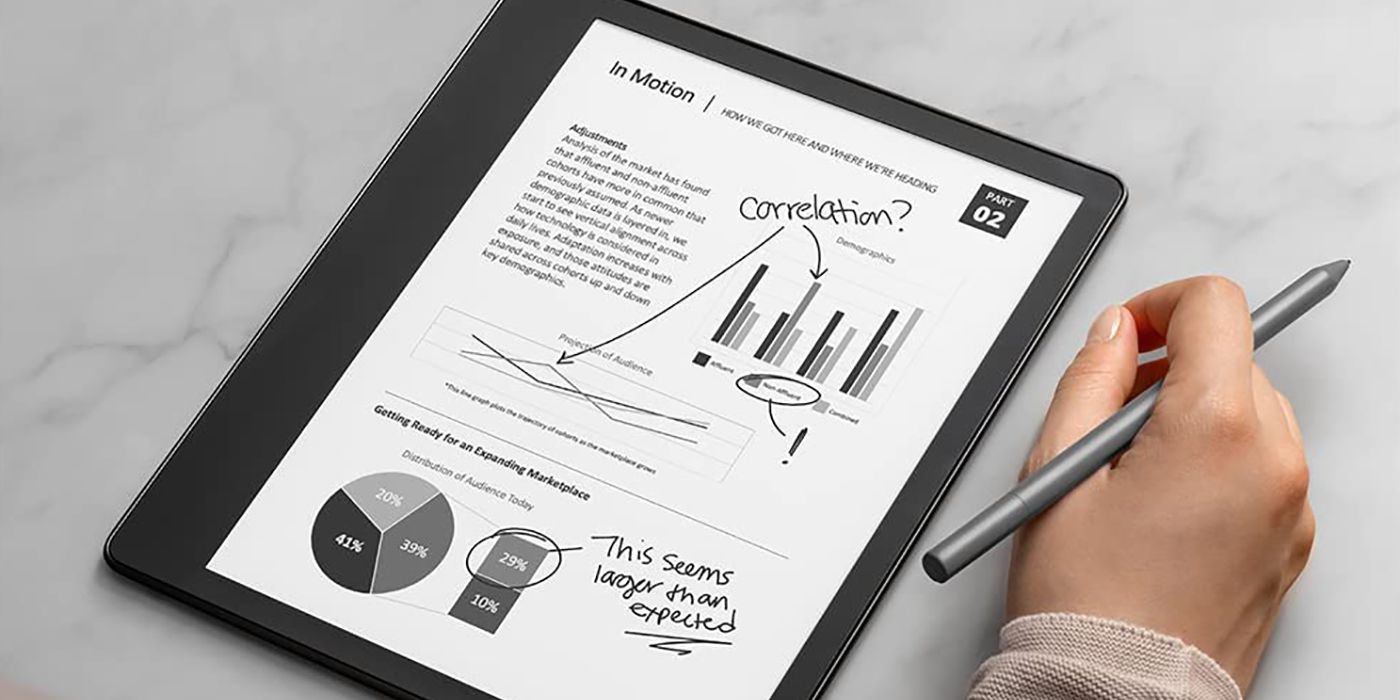 Une photo montrant le Kindle Scribe et une main tenant un stylet