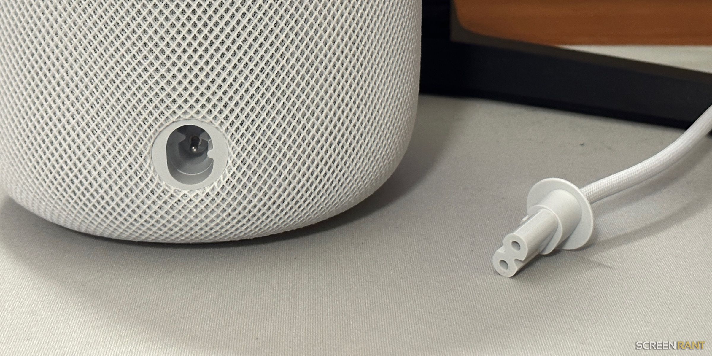 Un HomePod avec un cordon d'alimentation débranché.