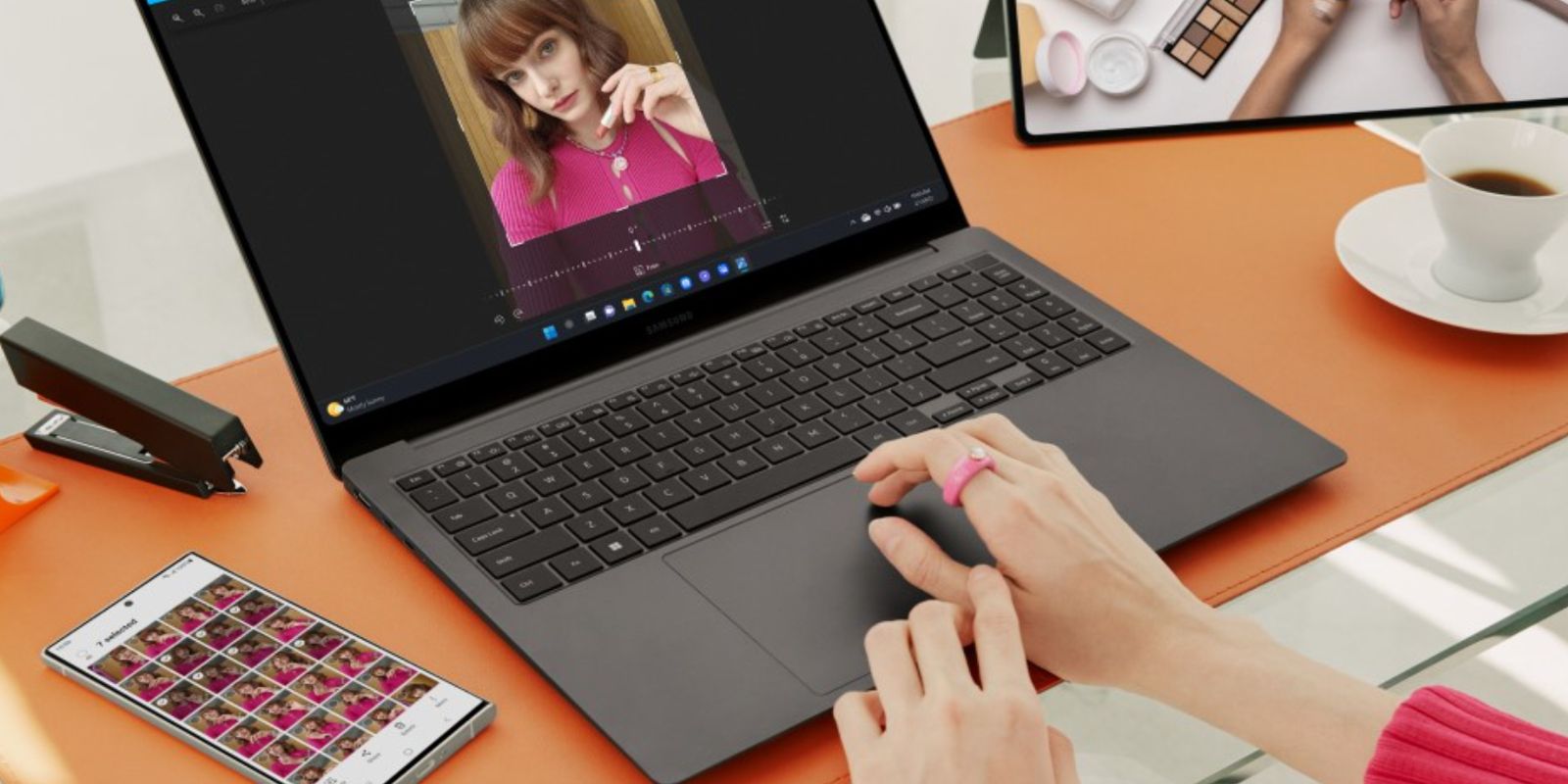 Une femme retouche une photo sur un Galaxy Book avec un S23 Ultra à proximité