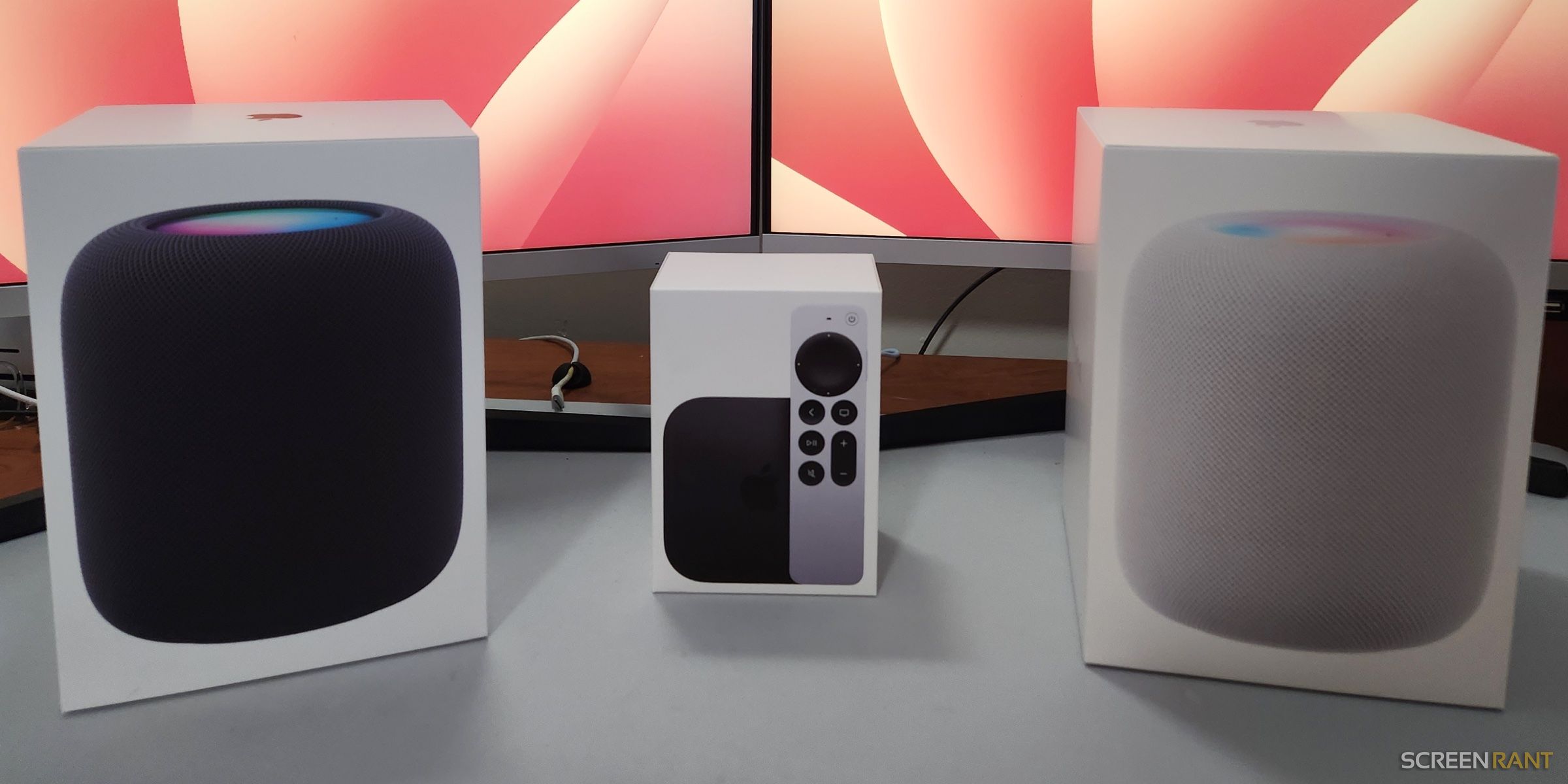 Les boîtes d'un HomePod de deuxième génération blanc et couleur minuit.