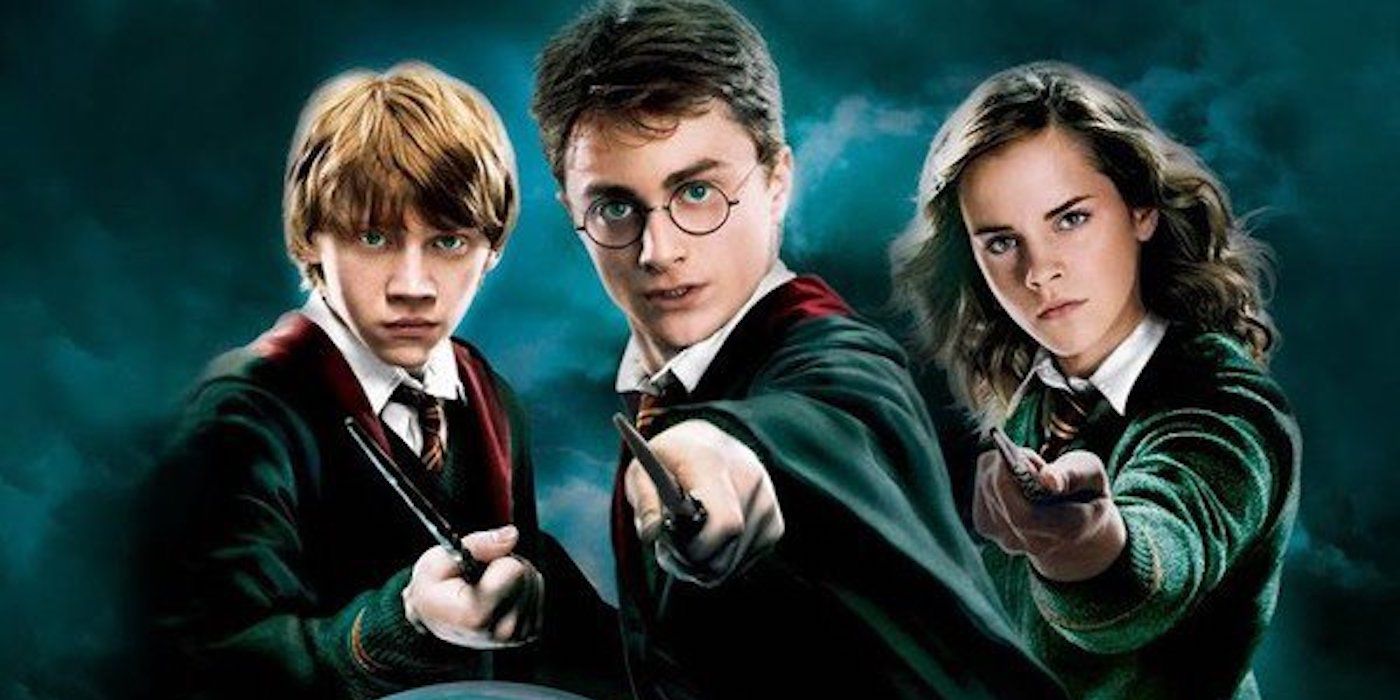 Ron, Harry et Hermione pointant leurs baguettes vers la caméra dans une affiche pour Harry Potter et l'Ordre du Phénix.