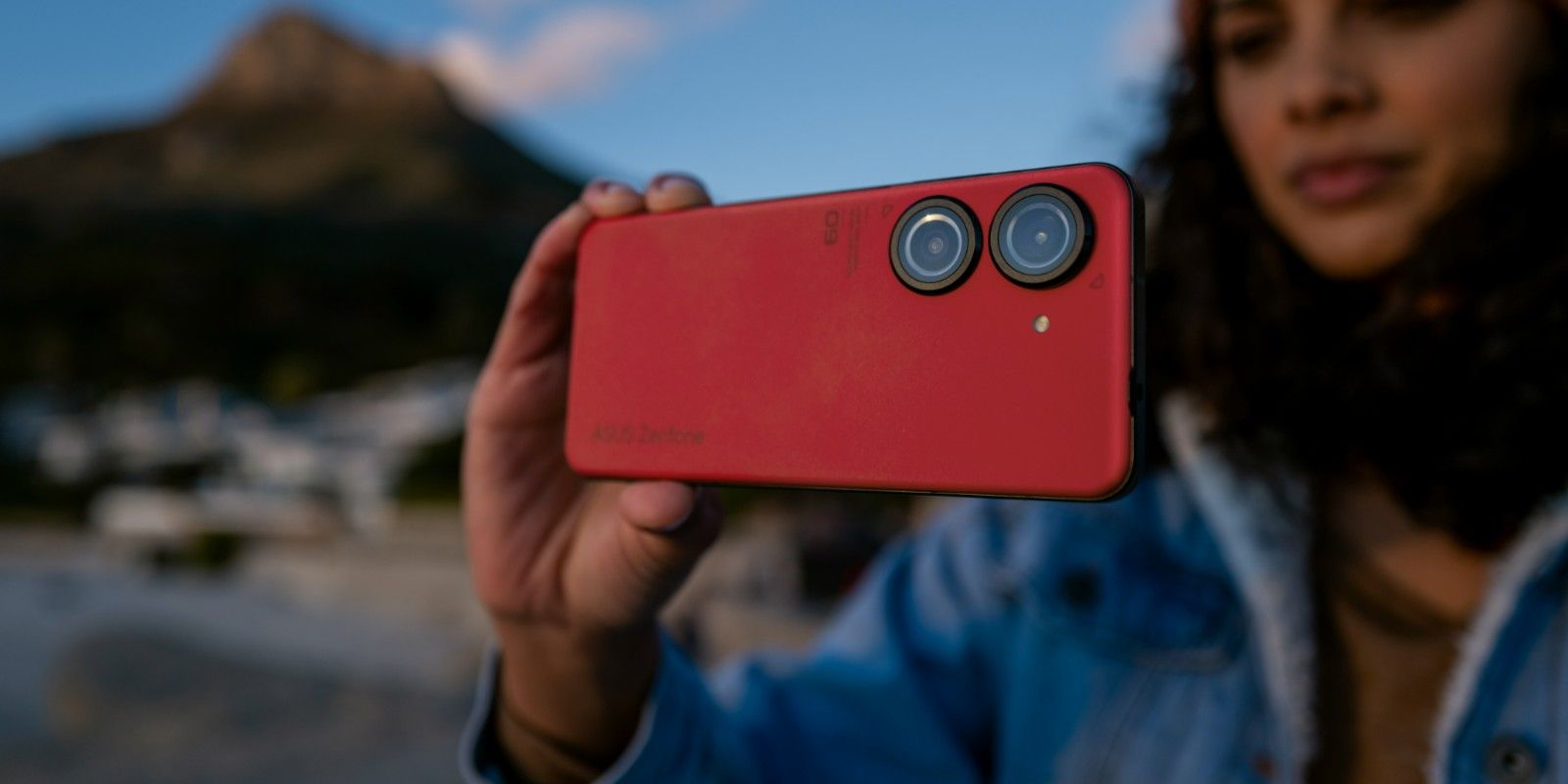 Zenfone 9 rouge montré de dos alors qu'une personne prend une photo