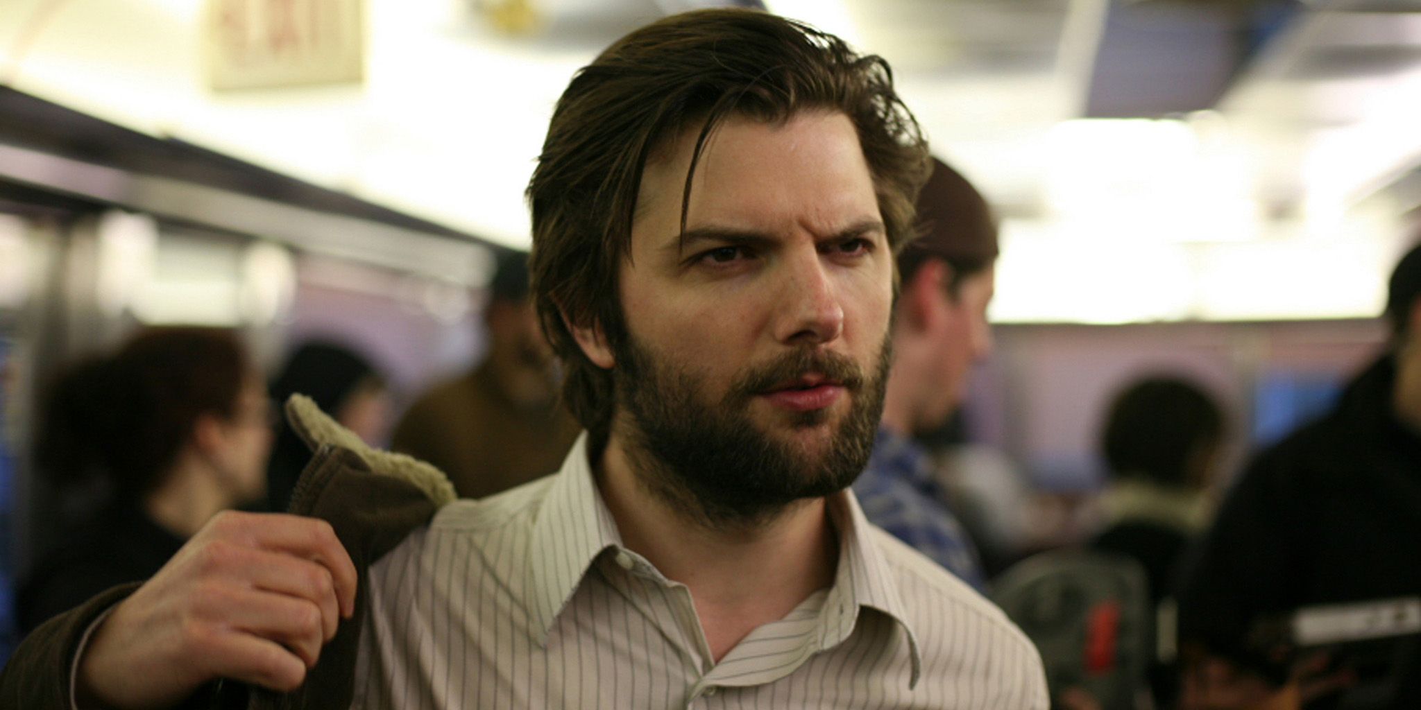 Adam Scott a l'air curieux et enfile une veste dans le film The Vicious Kind