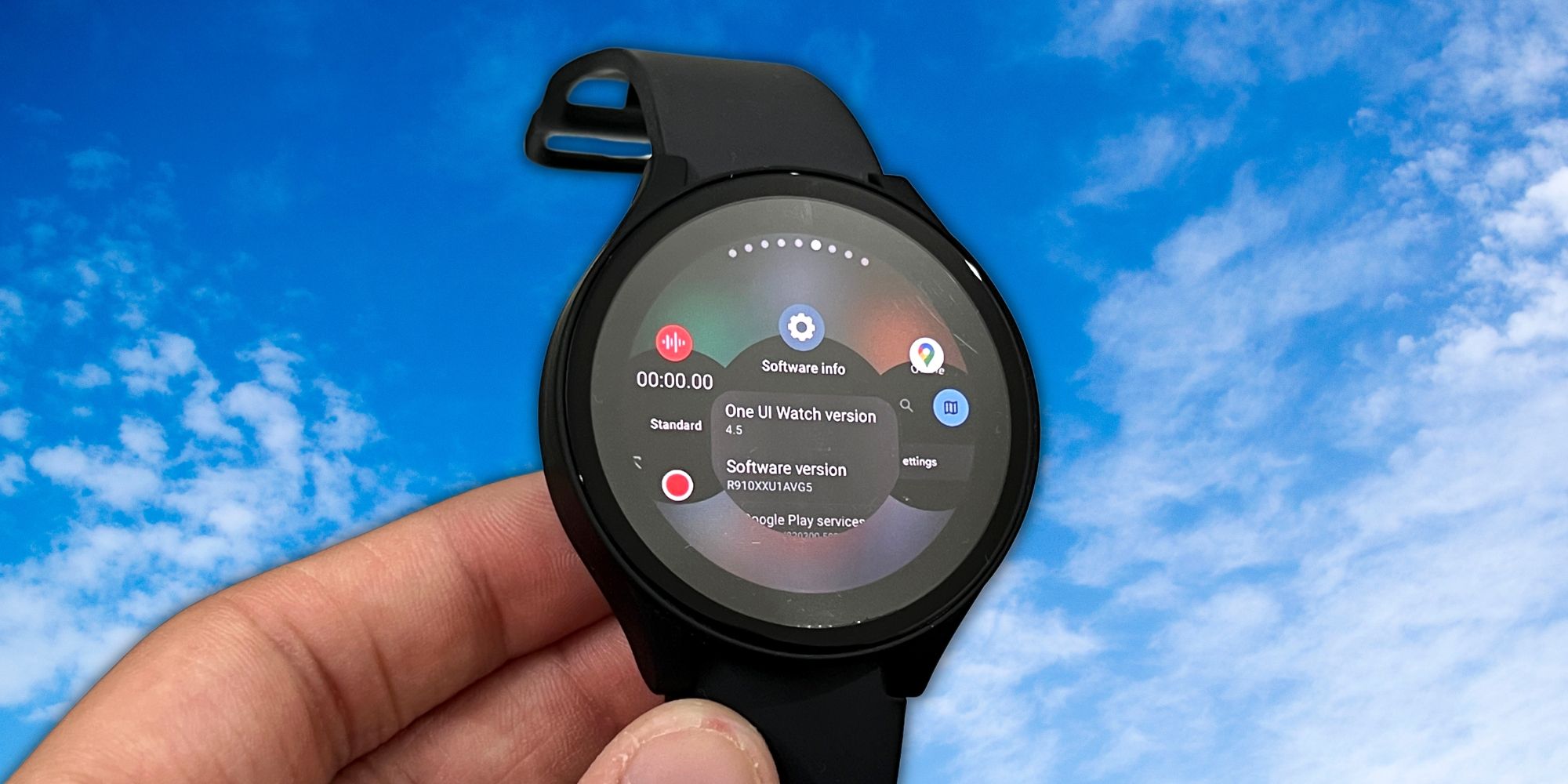 image de la section des applications récentes de la Galaxy Watch 5 avec un ciel bleu clair en arrière-plan