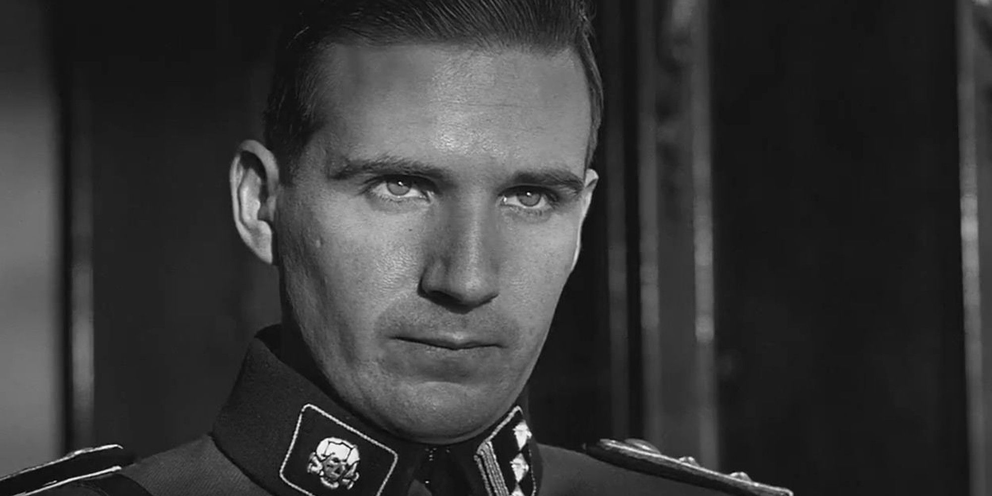 Amon Goeth regarde attentivement dans 'La Liste de Schindler'