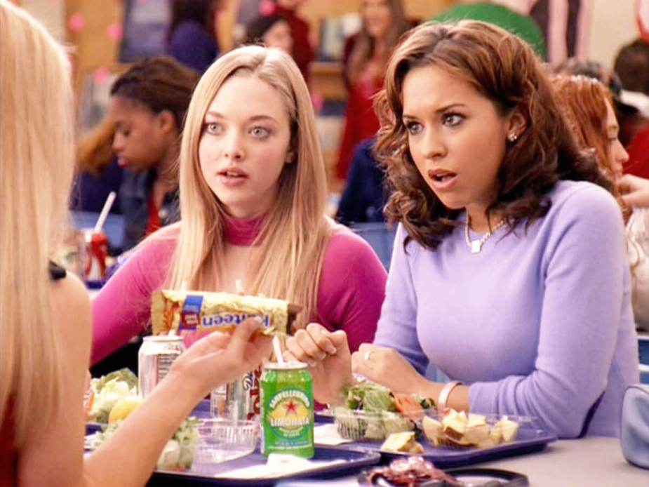 Amanda Seyfried et Lacey Chabert assises l'une à côté de l'autre dans une scène de Mean Girls