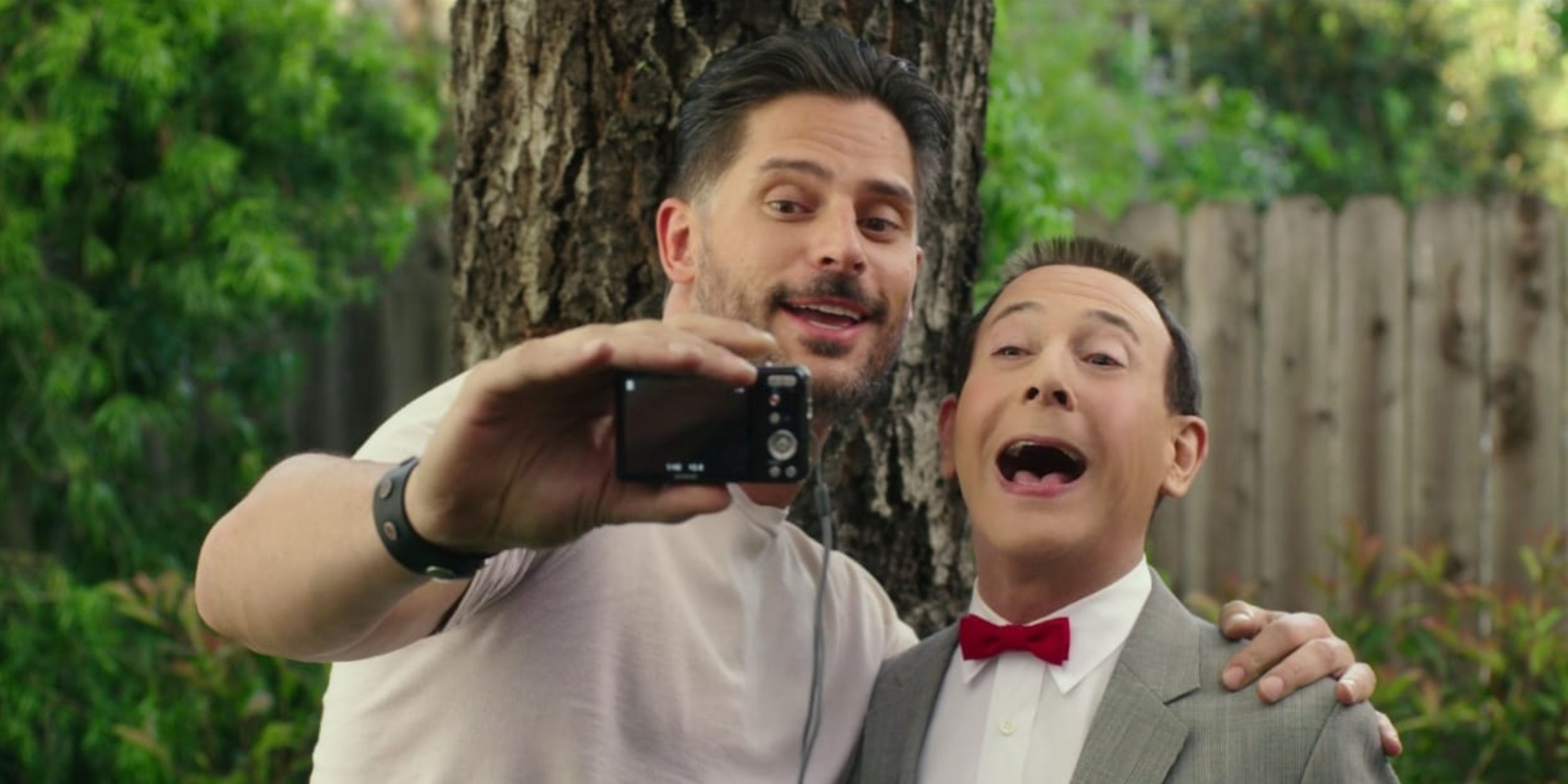 Paul Reubens dans le rôle de Pee-wee Herman avec Joe Mangianello prenant un selfie dans 'Pee-wee's Big Holiday'