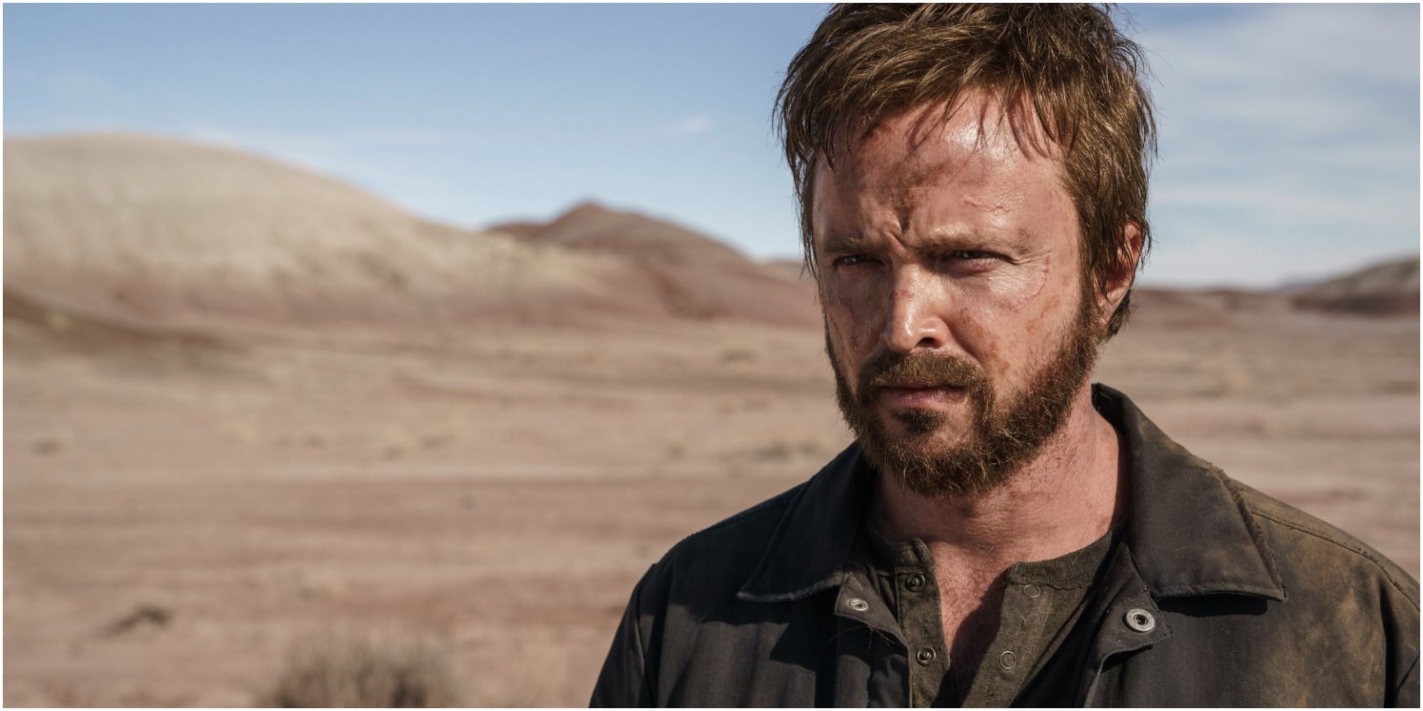 Aaron Paul debout dans le désert à El Camino