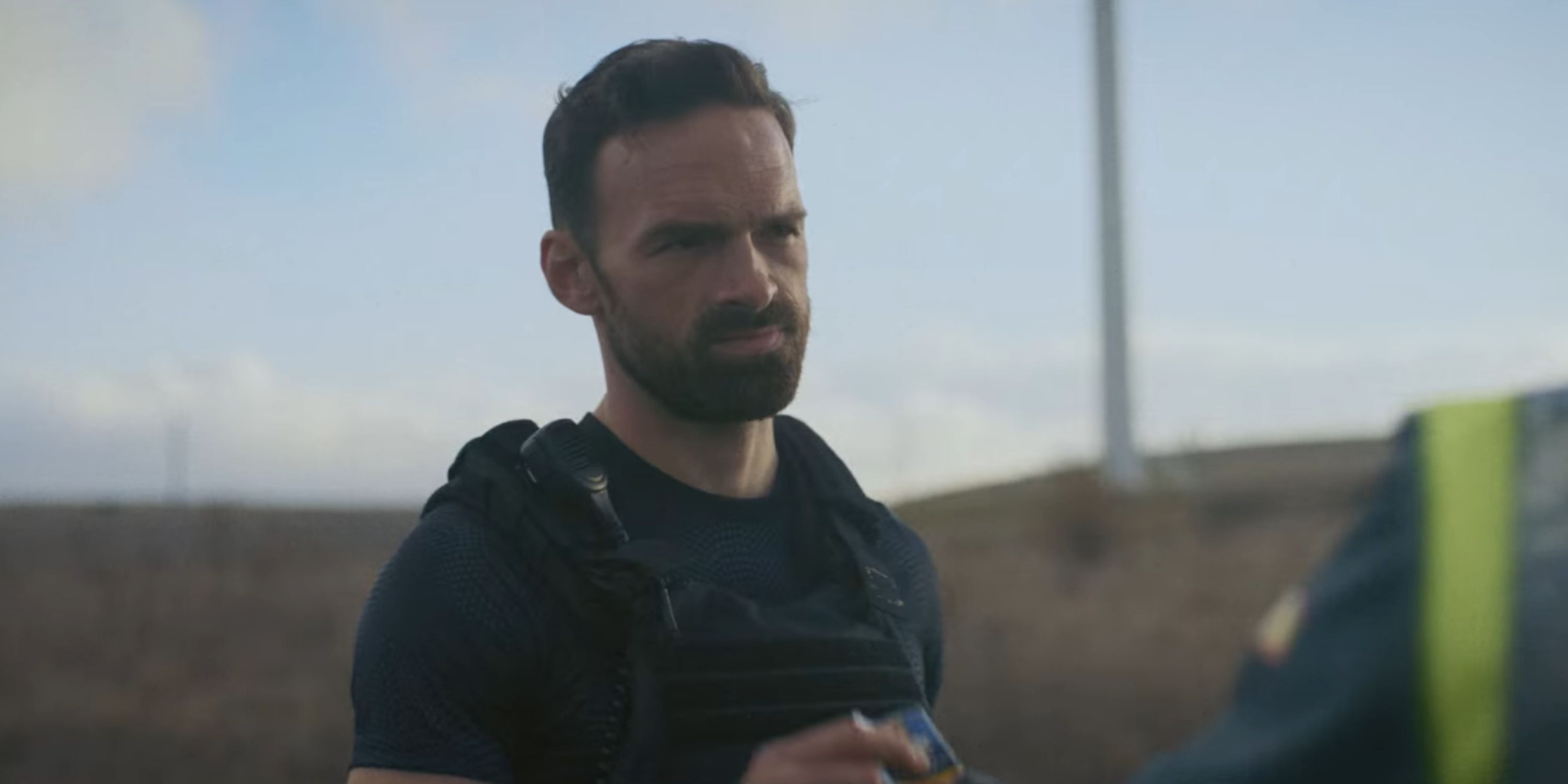 Alban Lenoir dans le rôle de Lino, un homme en tenue pare-balles, dans 