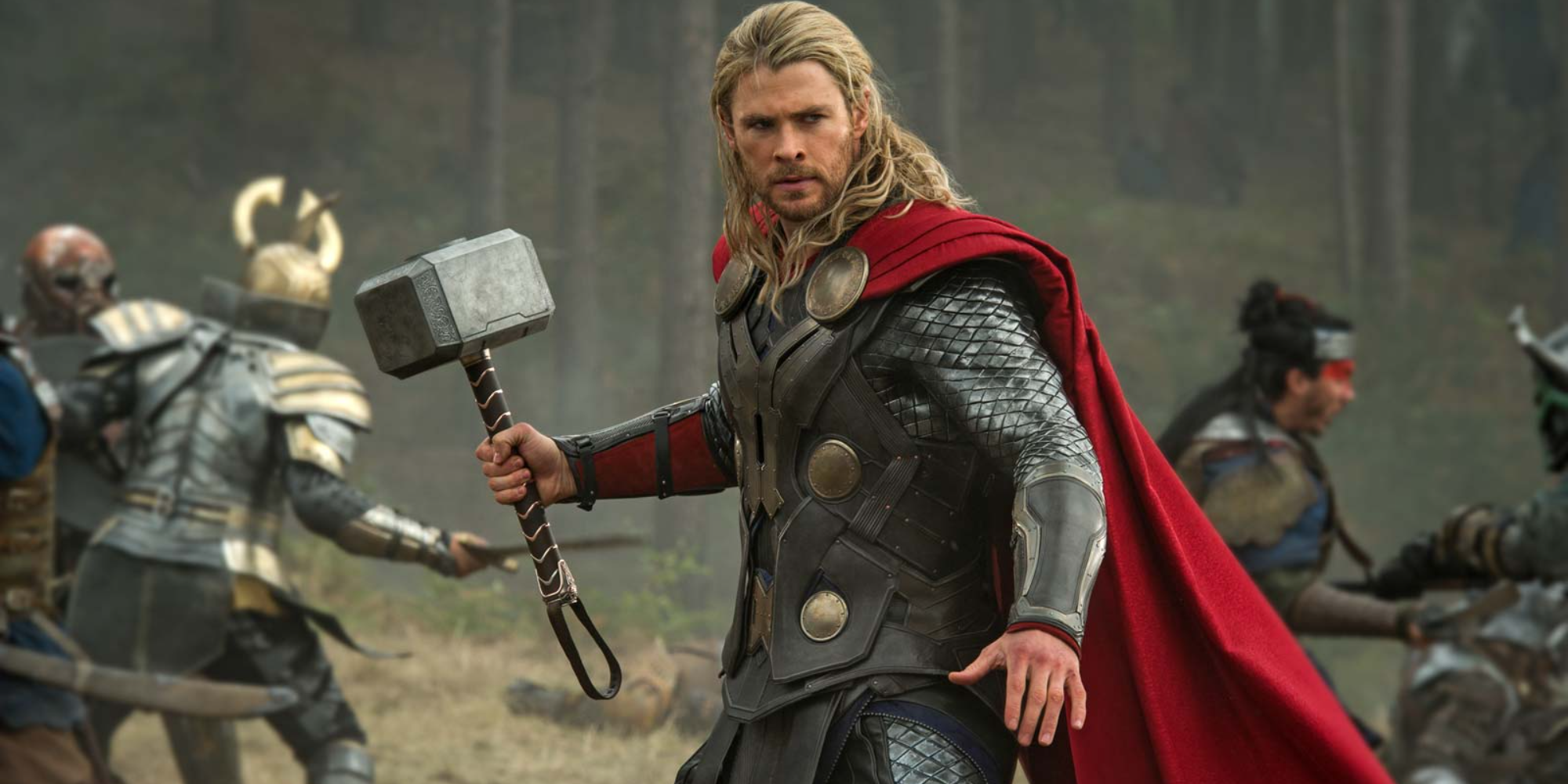 Thor brandissant son marteau au combat dans Thor: The Dark World.