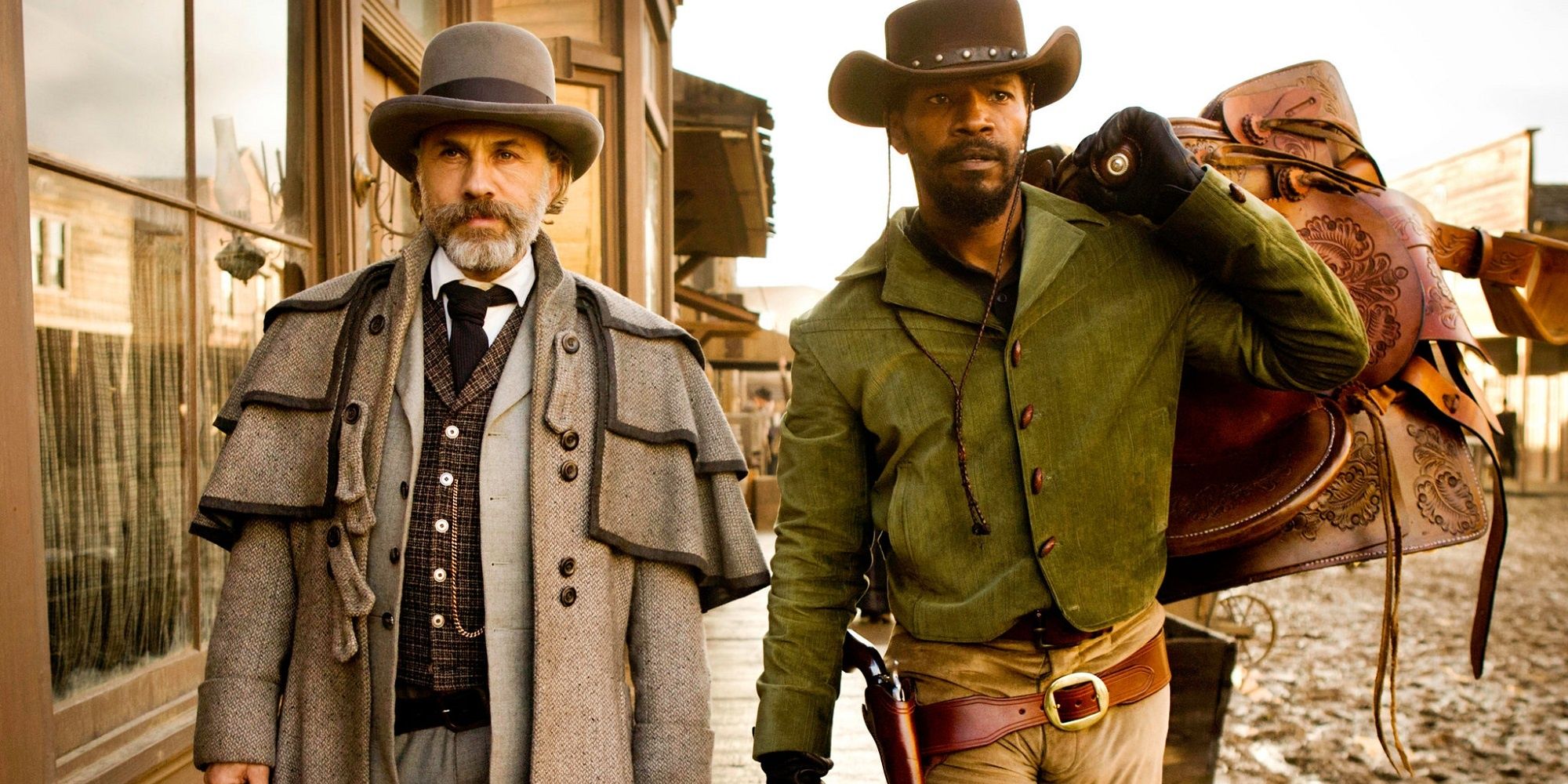 Jamie Foxx et Christoph Waltz marchent ensemble dans Django Unchained.
