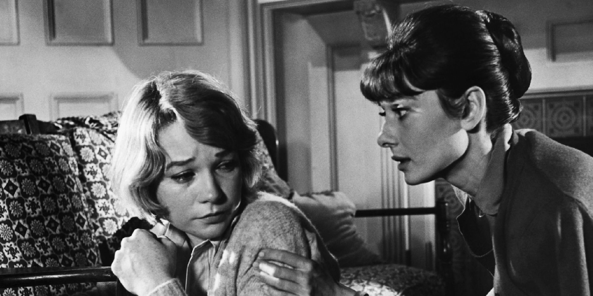 Audrey Hepburn touchant l'épaule de Karen Balkin dans The Children's Hour