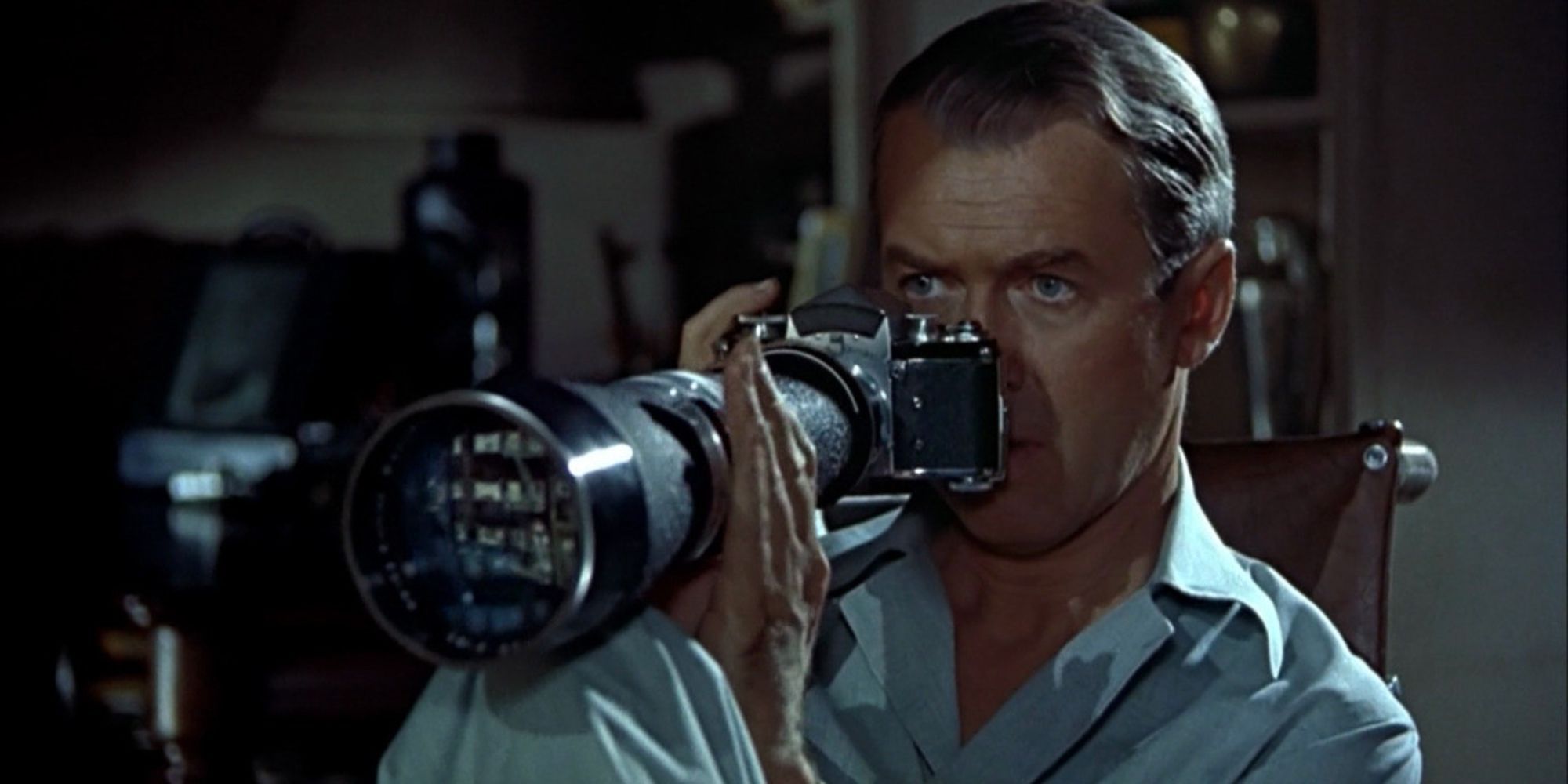 Un homme braque son appareil photo sur le public