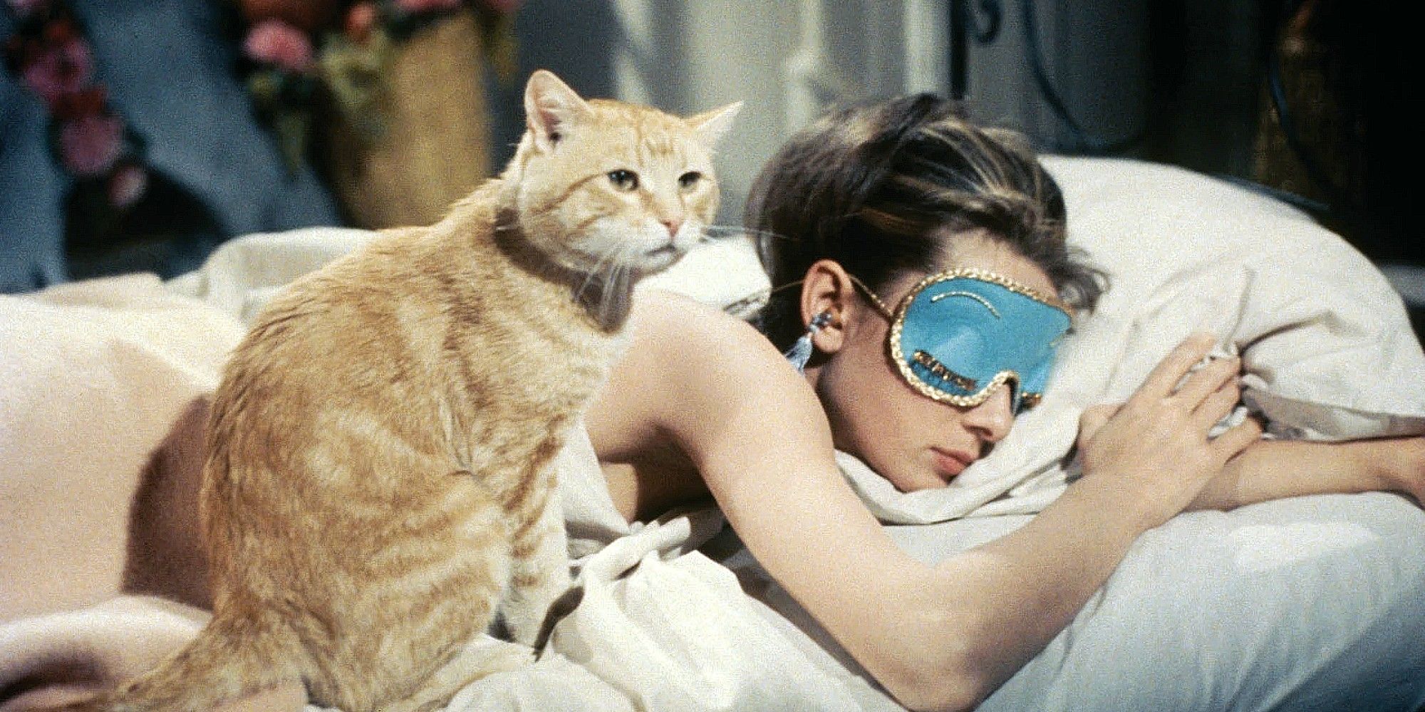 Audrey Hepburn allongée avec un chat sur le côté dans Breakfast at Tiffany's