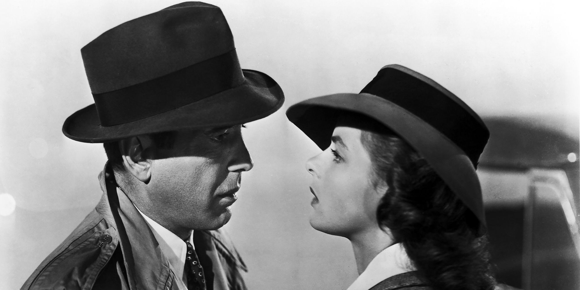 Humphrey Bogart comme Rick Blaine et Ingrid Bergman comme Ilsa Lund se regardant à Casablanca