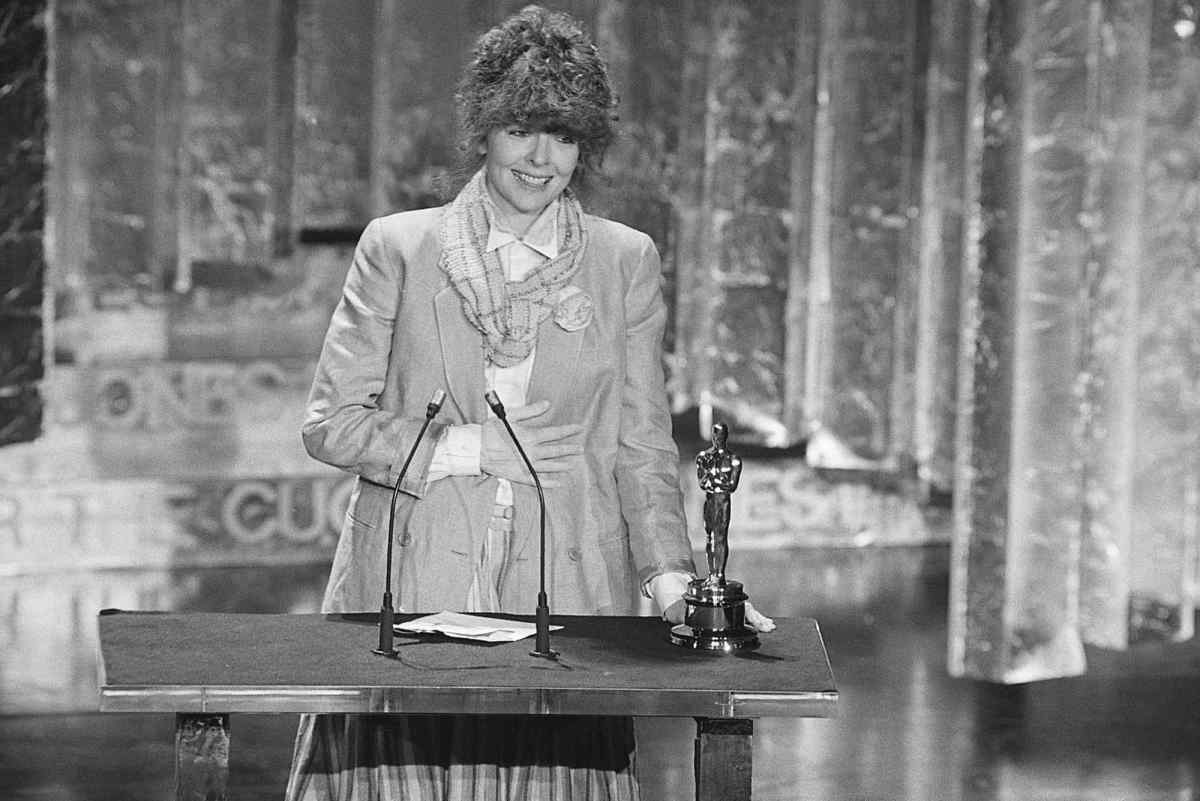 'Annie Hall' Diane Keaton avec son Oscar dans une photo en noir et blanc avec sa main sur son ventre et un sourire sur son visage.