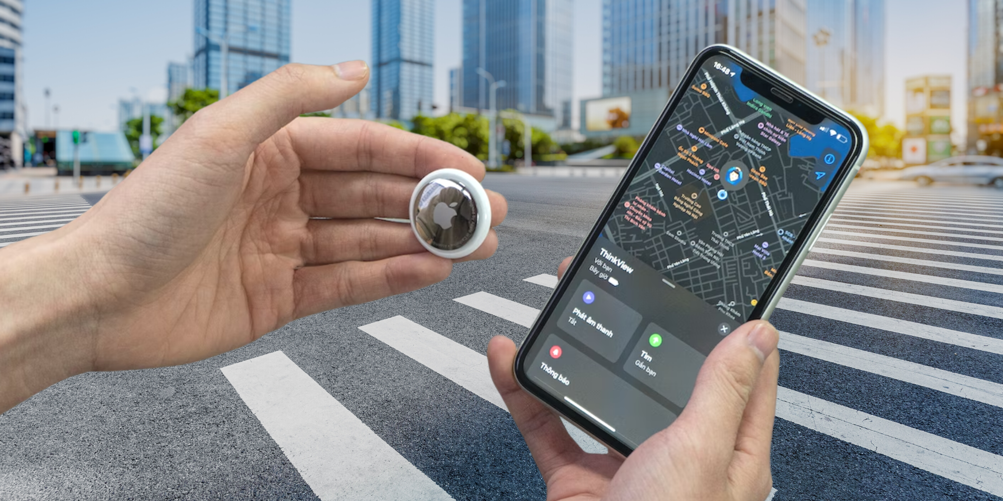 Image d'un AirTag avec Localiser mon réseau ouvert sur un iPhone sur l'image d'une rue