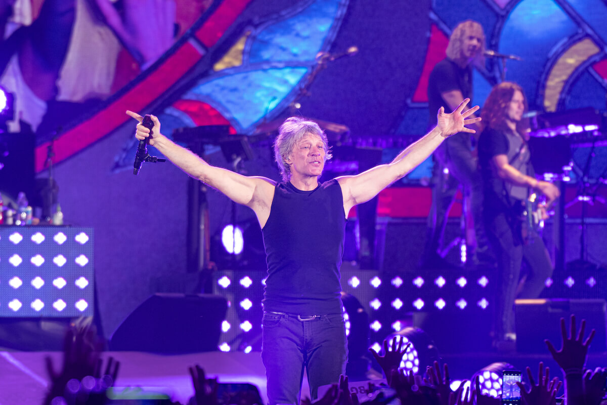 Jon Bon Jovi sur scène les bras ouverts