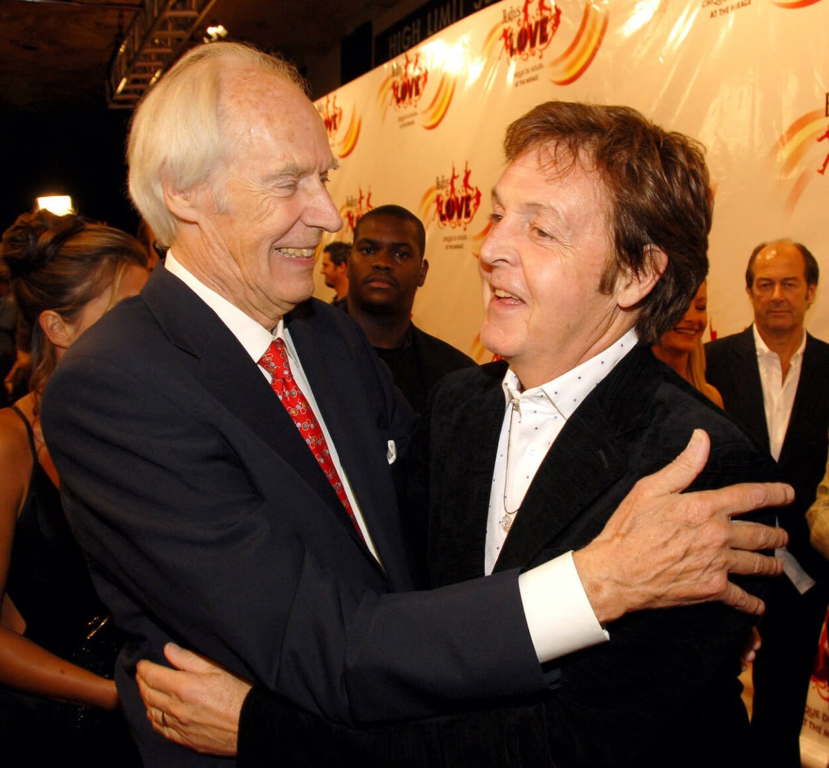 Le producteur George Martin (à gauche) embrasse Paul McCartney lors d'un événement en 2006 à Las Vegas.