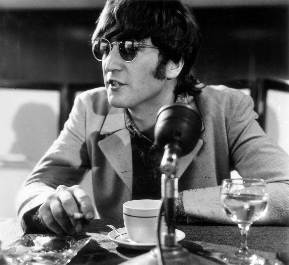 John Lennon porte des lunettes