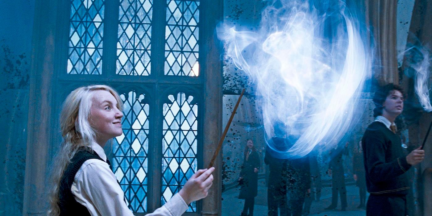 Evanna Lynch dans le rôle de Luna Lovegood souriant et évoquant son patronus dans Harry Potter et l'Ordre du Phénix