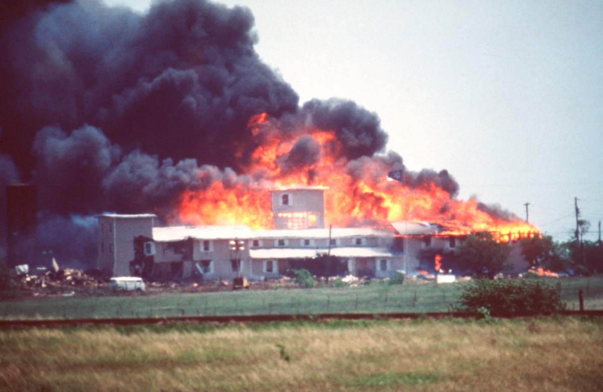 Le complexe Branch Davidian en feu pendant le siège de Waco