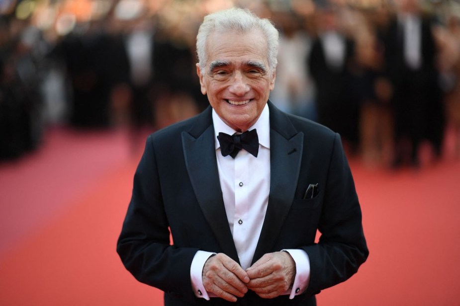 Martin Scorsese portant un costume se touchant les mains