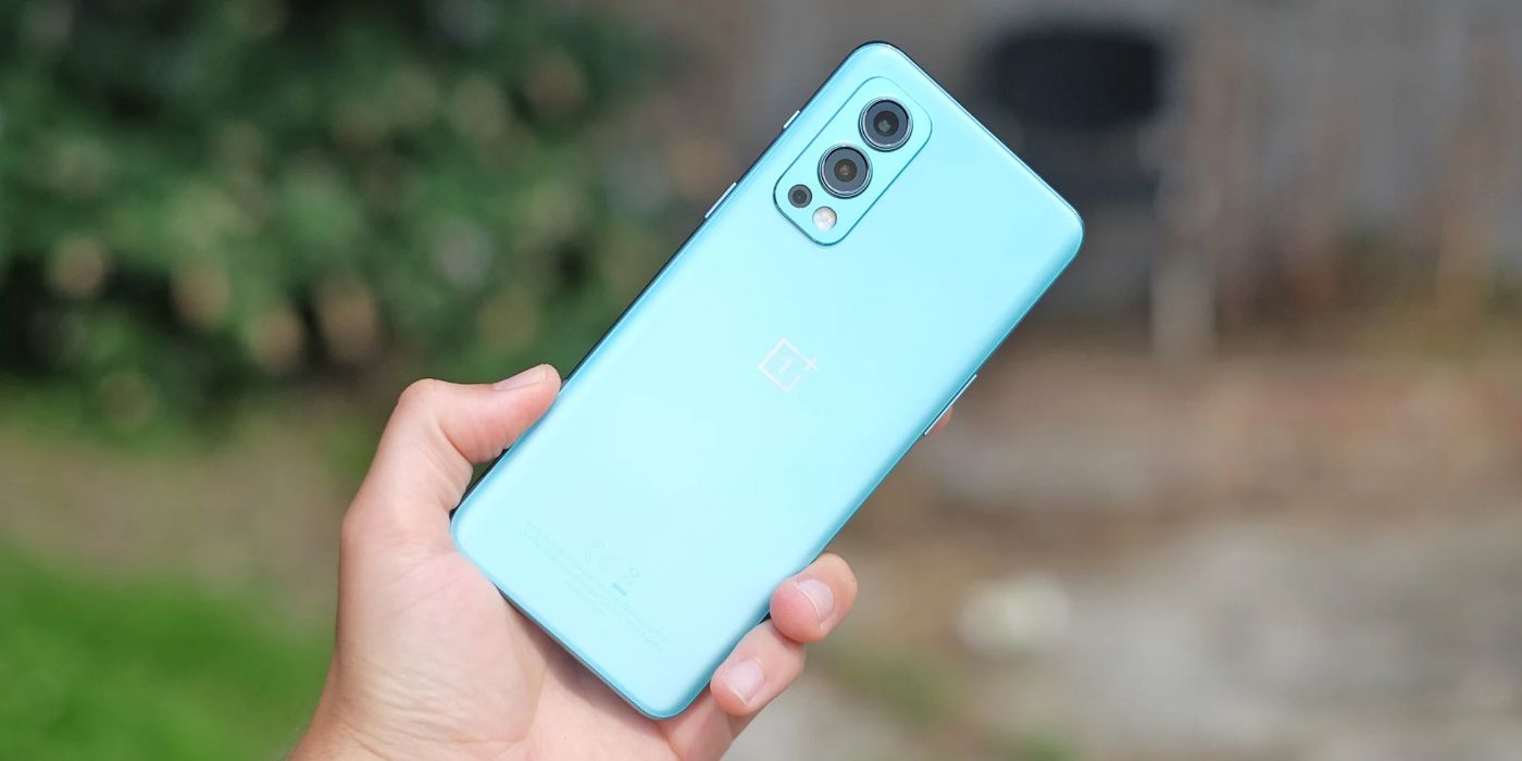 OnePlus Nord 2 dans la main montrant le dos du téléphone