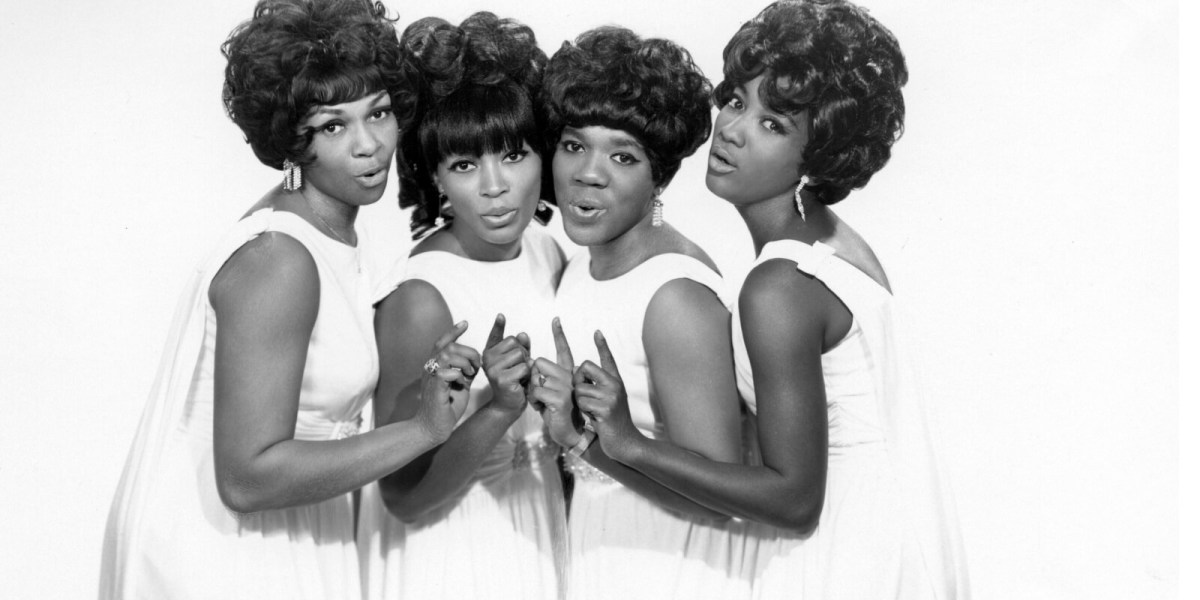 Cissy Houston et les Sweet Inspirations ont chanté la sauvegarde d'Elvis Presley.