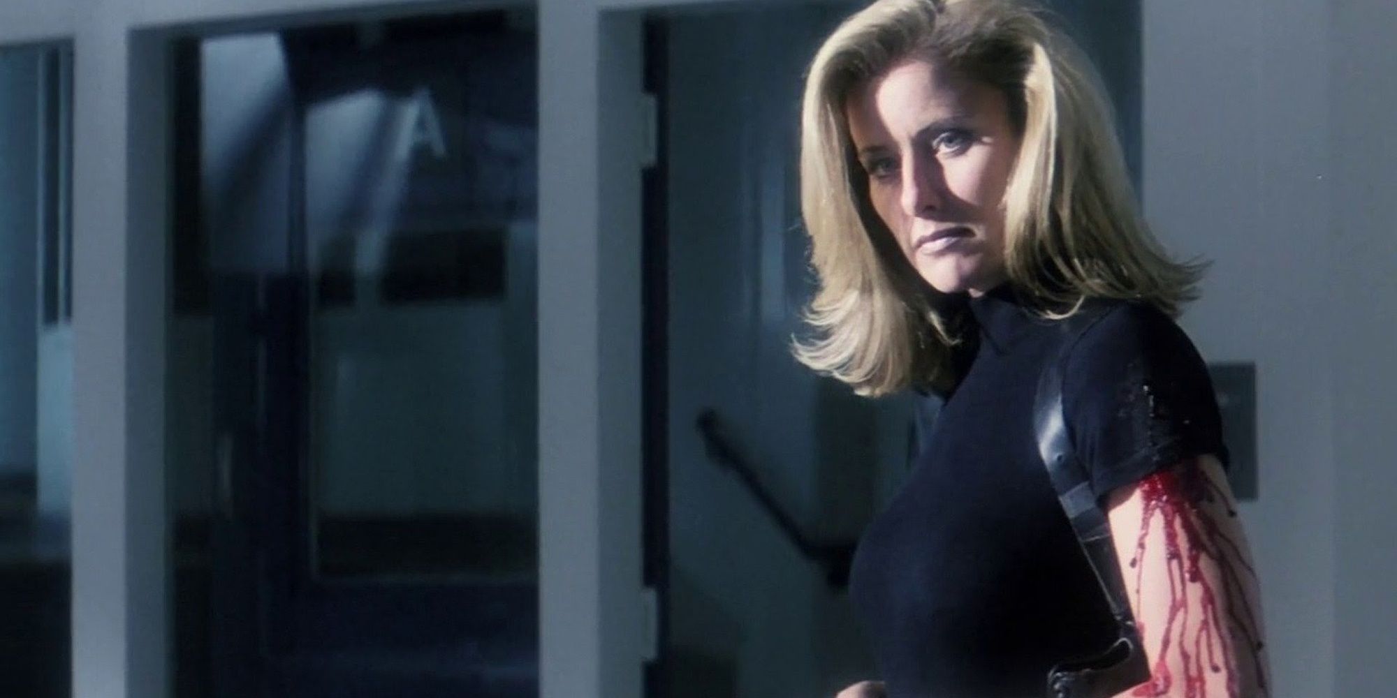 Kimberly Warren avec du sang sur le bras dans Mean Guns