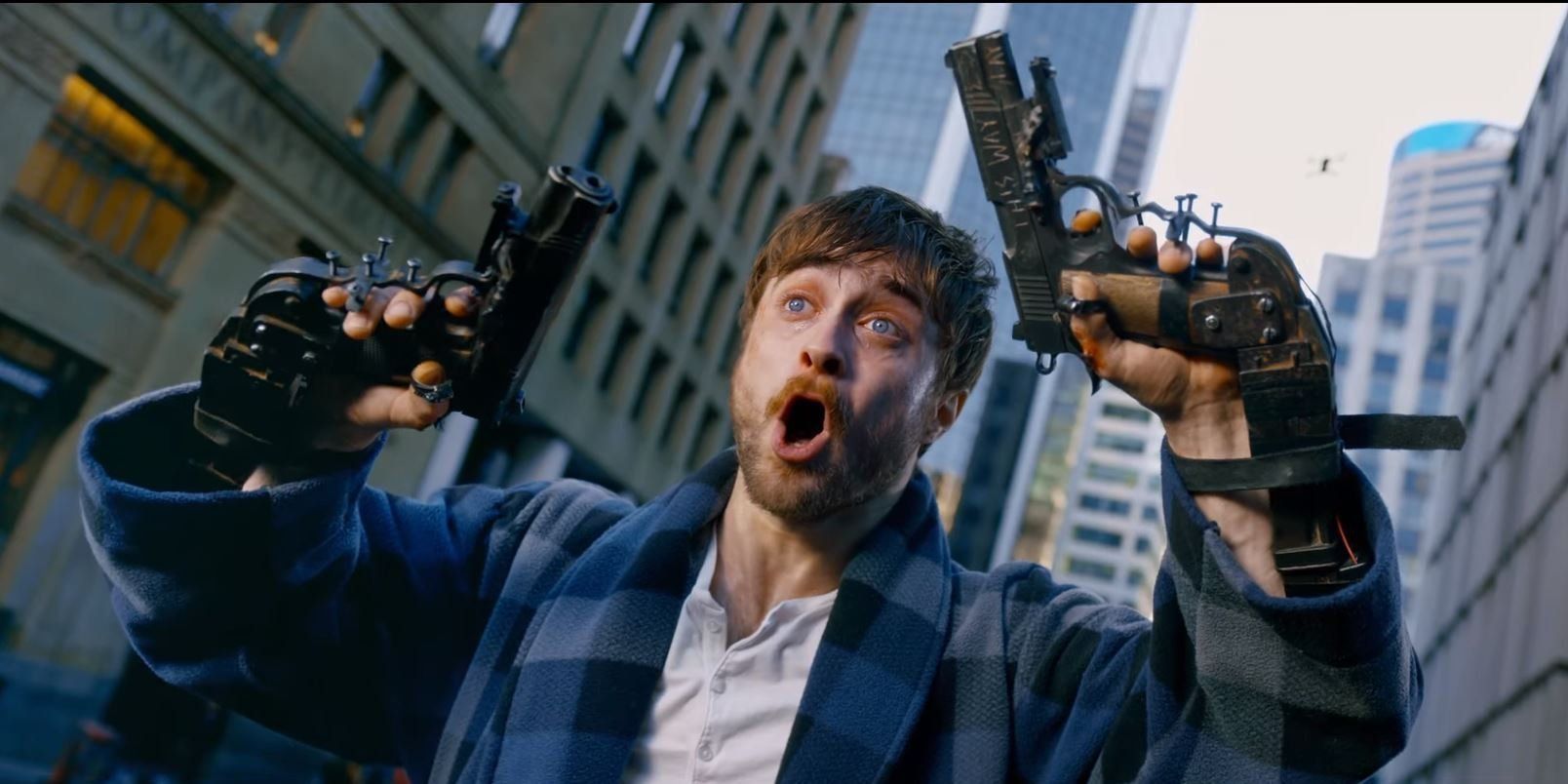 Daniel Radcliffe avec des fusils vissés sur ses mains dans Guns Akimbo