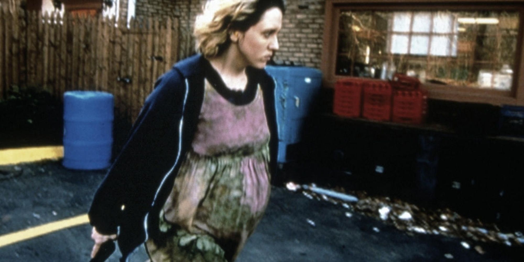 Brooke Smith marchant avec une arme de poing dans la série 7