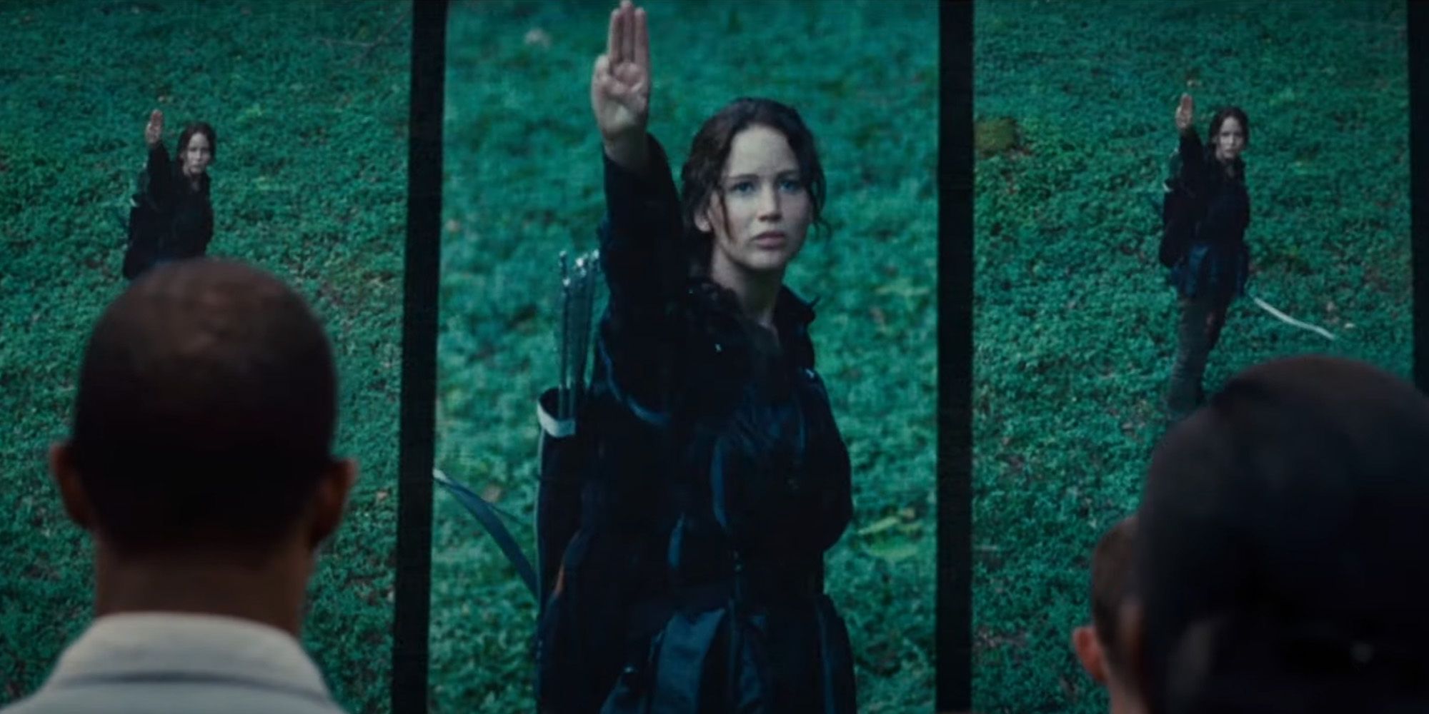 Jennifer Lawrence sur un écran donnant un signal dans The Hunger Games